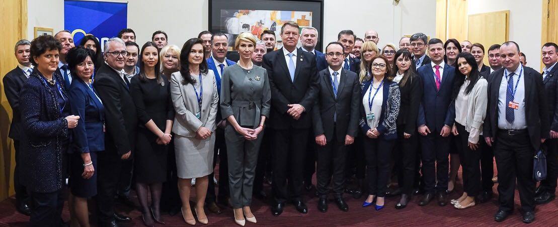 FAKE-UL POZEI DE GRUP