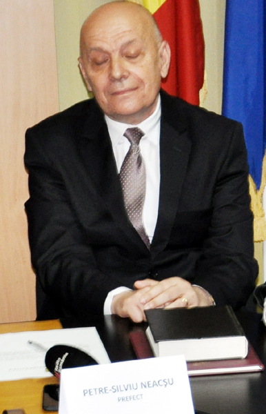 PREFECTUL NEACȘU CREDE CĂ ÎNGHIȚIM TOT CE NE SERVEȘTE. NU! NU ÎNGHIȚIM!
