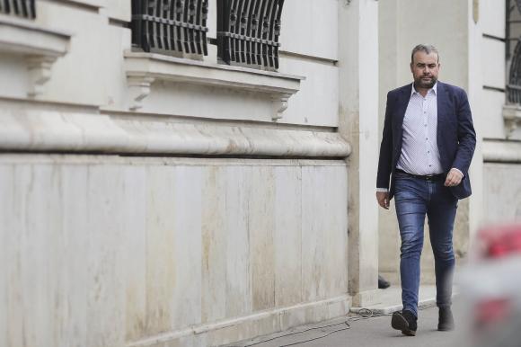VÂLCOV VREA AFARĂ DIN ŢARĂ