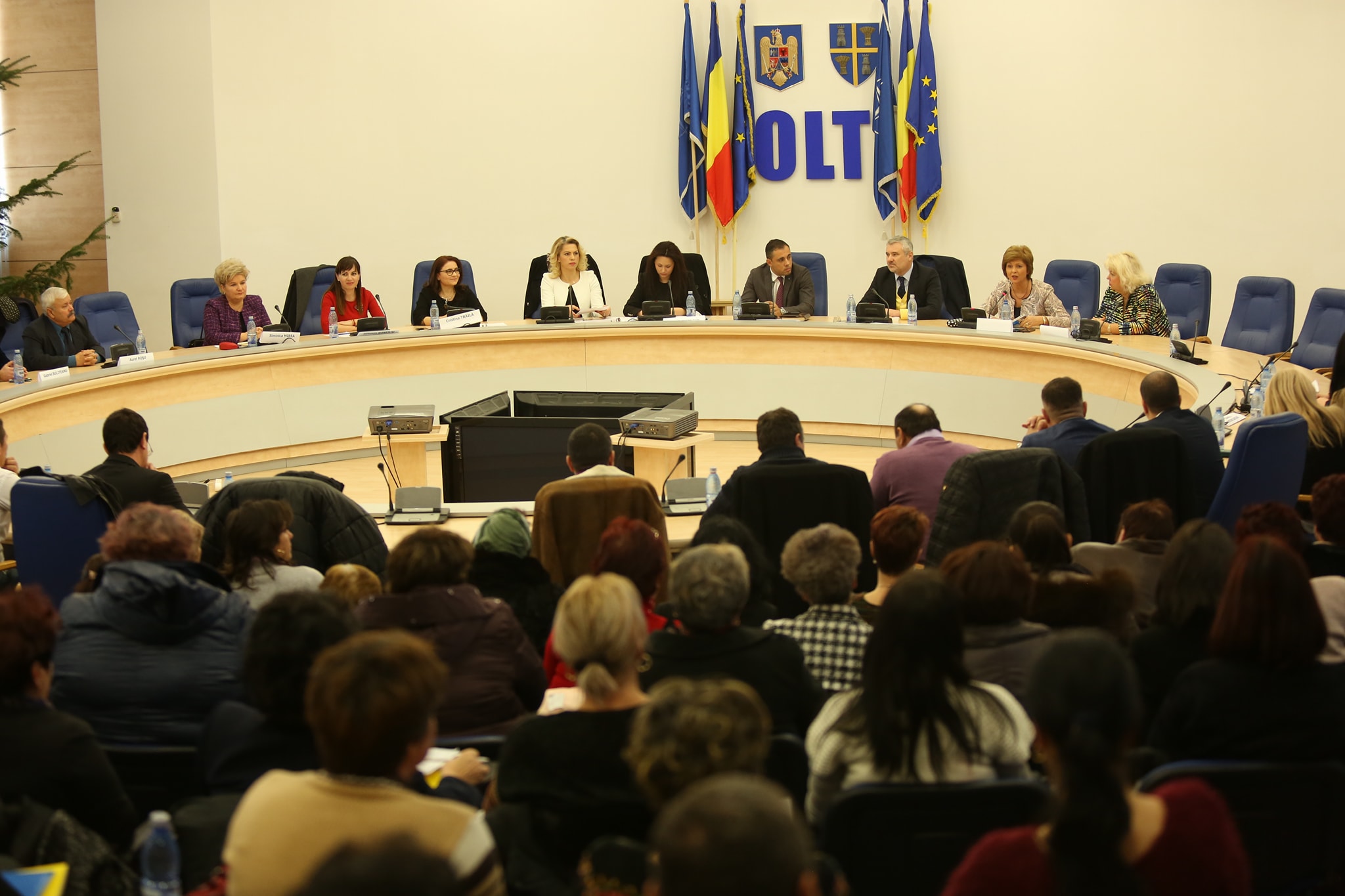 LIBERALII AU ORGANIZAȚIE DE FEMEI. PE DIVELE DE LA BUCUREȘTI LE-AU ȚINUT SUB CAPAC