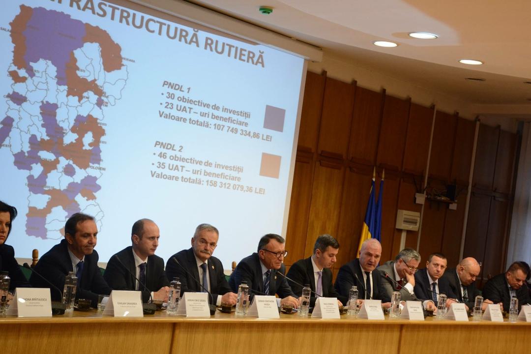 PNDL ÎŞI CONTINUĂ IMPLEMENTAREA. VICEPREMIERUL PAUL STĂNESCU A SEMNAT CONTRACTELE PENTRU ARGEŞ