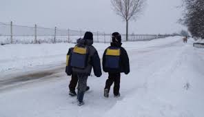 ASTA ÎNSEAMNĂ TURMĂ FĂRĂ ASUMAREA DECIZIEI! ŞCOLILE DIN OLT ÎNCHISE ABIA AZI, DE LA ORA 13:00! URGIA A ÎNCEPUT DE LA 03:00!