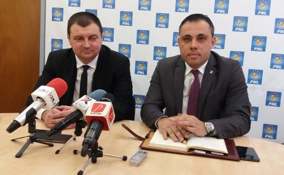 FREAK NEWS….SONDAJU`  ÎI UMFLĂ, EI ÎL CRED