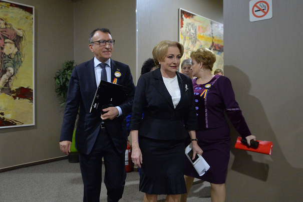 ÎN PREMIERĂ AM ÎNTREBAT, ÎN PREMIERĂ A AFLAT, ÎN PREMIERĂ A RĂSPUNS….PAUL STĂNESCU ŞI VASILICA DĂNCILĂ LA CONGRES….