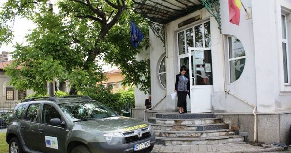 DE LA FEREASTRA GĂRZII DE MEDIU NU SE VEDE NIMIC. DE LA MINUNATA PREFECTULUI , SE VEDE DOAR CE SE VREA!