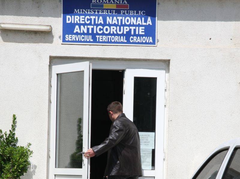 CAZUL FINANŢE OLT: ÎN COMUNICATUL DNA, PROCURORII DNA CRAIOVA SAR INCULPAŢII! PE CAMERA PRELIMINARĂ,  ALŢI DOI INSPECTORI, DINCĂ MARIANA ŞI VASILE HORIA, INCULPAŢI!