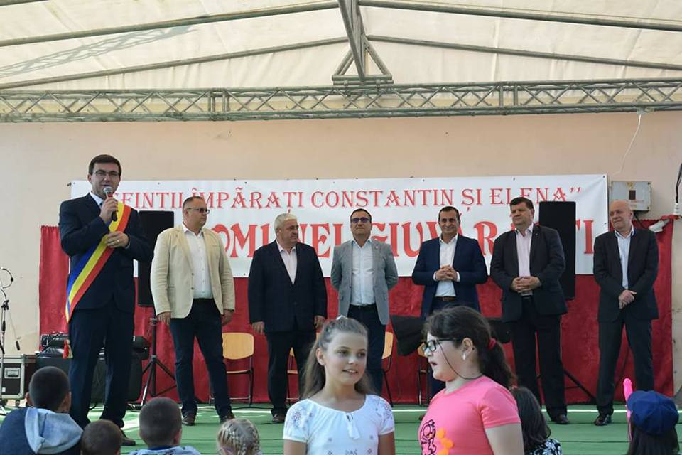 BĂIEŢII  LOCO ….DE BUCUREŞTI ŞI DE ACASĂ :  STRÂMBÂND DIN NAS LA FIRUL IERBII !