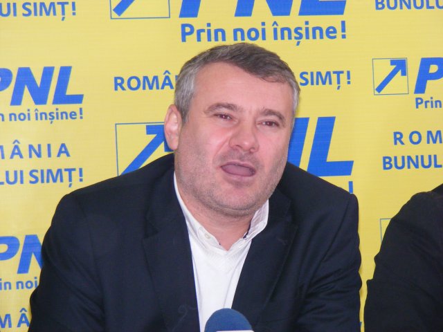 CA SĂ-I TREACĂ DEPRESIA PARLAMENTARĂ, ȘTIRBU/PNL A LIPSIT IERI DE LA VOT. NIȚĂ DE LA ALDE NU A VOTAT. FACEȚI VOI DIFERENȚA !