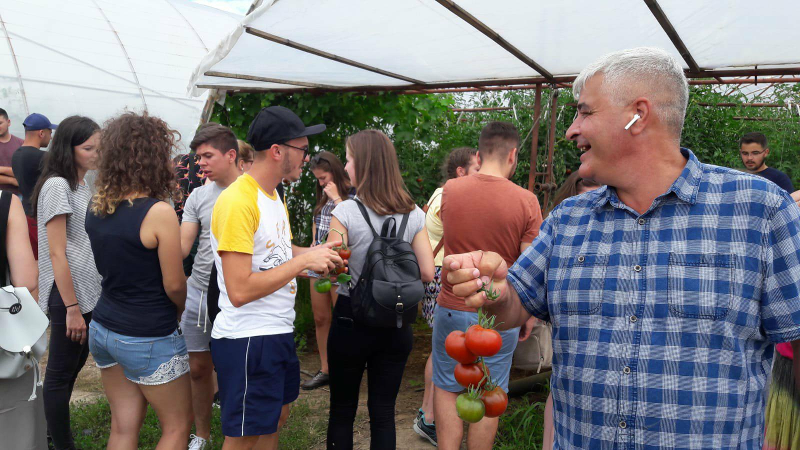 STUDENȚI LA AGRONOMIE, VIZITĂ LA FERMA PĂUNEL DIN PLEȘOIU. CRISTINA, COLEGA LOR, DUCE TRADIȚIA MAI DEPARTE