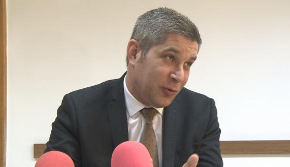 LA FINANȚE OLT NU MAI FLUTURĂ COCARDELE DAR COAFURA REZISTĂ !