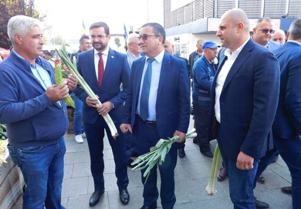 ORGANIZATORI PE „LOGOU„, NICI PICIOR DE PREA FERICIT DIN PRIMĂRIA SLATINA AZI LA ZIUA RECOLTEI