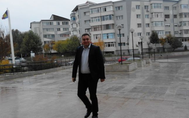 IATĂ CE POT FACE, DOUĂ MÂINI DIBACE…EURO A SĂRIT DE 4, 7 LEI, PE BOȘI ÎI DOARE LA PUȘCĂ, CÂT „ÎMPUȘCĂ„!