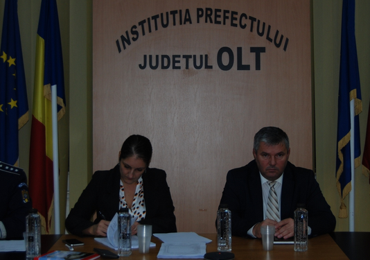 PLEAȘCA SUBPREFECTULUI-PREFECT INTERIMAR LA OLT NU E PE MOCĂNGEALĂ ! E PE SEMNAT AVIZE PENTRU DECONCENTRATE!