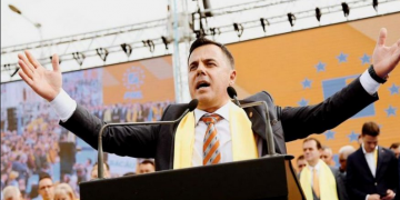 LA GRINDĂ `N MINISTER,  PE LOT, CIOCAN ARE UN MOP !