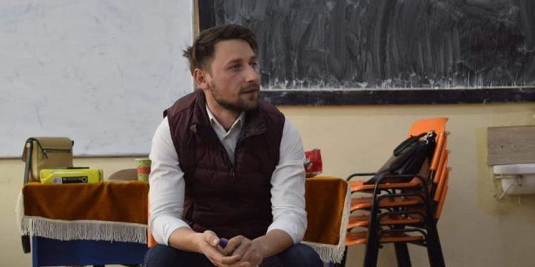 SUB JALUZELE DIN REFERATUL DE NECESITATE, PREA CA LA ȚARĂ, DOMNU` VICE !