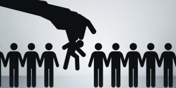 ȘEFUL PE PROMOVARE TEMPORARĂ, EVALUATUL DESTITUIT, CU DOCTORATUL!