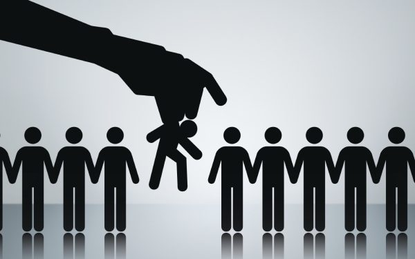 ȘEFUL PE PROMOVARE TEMPORARĂ, EVALUATUL DESTITUIT, CU DOCTORATUL!