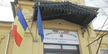 ȘEFA SERVICIULUI ASISTENȚĂ MEDICALĂ ȘCOLARĂ DIN CADRUL DIRECȚIEI DE ASISTENȚĂ SOCIALĂ SLATINA, BIROU OFICIAL ÎN CLĂDIREA CN MINULESCU ! SLAVĂ UNIVERSULUI, ÎN TOXIINFECȚIA CARE A BÂNTUIT LICEUL, SCAUNUL DOAMNEI TOT SOLID E !