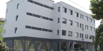 UN LICEU, CU PRETENȚII DE TROFEU  REMARCAT PRINTR- O INTELIGENȚĂ DE BUFEU ÎN DECOLTEU !