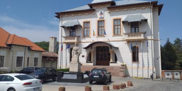 ÎN LUMEA ASTA, PROST FĂCUTĂ…STOLNICELUL DE LA PRIMĂRIE DEZOSEAZĂ ȘI ÎNCASEAZĂ !