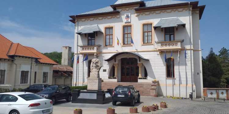 ÎN LUMEA ASTA, PROST FĂCUTĂ…STOLNICELUL DE LA PRIMĂRIE DEZOSEAZĂ ȘI ÎNCASEAZĂ !