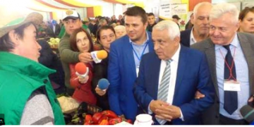 ZIUA RECOLTEI LA SLATINA ! SURPRIZELE CONSILIERULUI FLORIN CIOBANU : LA FIECARE TARABĂ CÂTE-UN CIOCĂLĂU ÎN MÂNUȚĂ, SĂ SE ÎNCĂLZEASCĂ ATMOSFERA PÂNĂ VINE ȘEFU` !