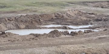 PRIMĂRIA SRL SCORNICEȘTI! DE LA NAȘUL PRIMAR, PENTRU FINUL PARTICULAR! CUM EXCAVEAZĂ FINUL PIATRĂ ILEGAL…EREMIA, ȘEFUL DE LA ABA VEDEA SE CĂ NU VEDE