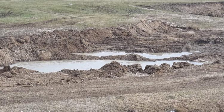 PRIMĂRIA SRL SCORNICEȘTI! DE LA NAȘUL PRIMAR, PENTRU FINUL PARTICULAR! CUM EXCAVEAZĂ FINUL PIATRĂ ILEGAL…EREMIA, ȘEFUL DE LA ABA VEDEA SE CĂ NU VEDE