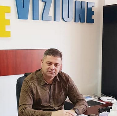 PRIMĂRIA SCORNICEȘTI SRL! DACĂ VIZIUNE NU E, NICI LUCRARE NU E! ȘI-A GĂSIT LOC SUB SOARELE VIZIUNII ȘI DELI ANIA! 150 000 LEI VALOAREA ACHIZIȚIEI DIRECTE!