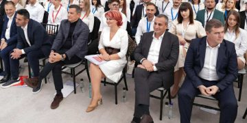 SE TAIE PANGLICA ÎN CONGRESUL LINIȘTII DE PARTID
