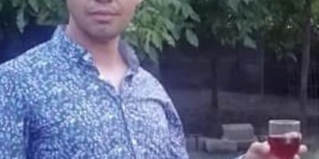 Leo muncind pe brânci! Când nu prestează admin public în Scornicești, pune firma la bătaie pe gunoi de grajd