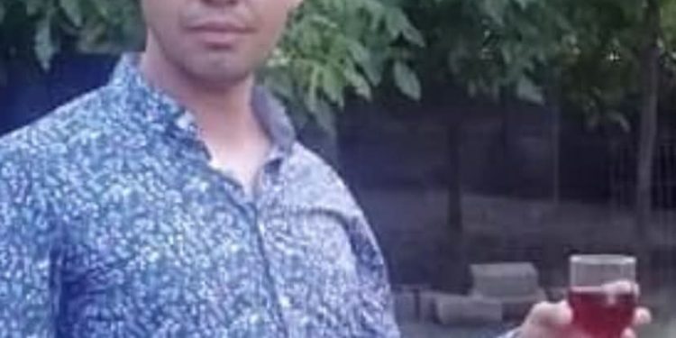 Leo muncind pe brânci! Când nu prestează admin public în Scornicești, pune firma la bătaie pe gunoi de grajd